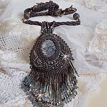 Pendentif Long Brown Picasso avec un cabochon Jaspe Picasso orn&eacute; de rocailles en verre de qualit&eacute; et tailles diff&eacute;rentes, toupies, perles rondes nacr&eacute;es, rondes filigran&eacute;es et lisses. Style Ethnique